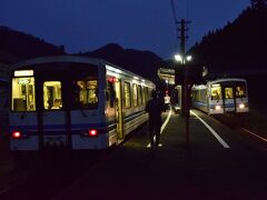 途中の口羽駅で、列車本数が極端に少ないJR三江線では珍しい、列車同士が並ぶ風景がありましたので一枚パチリ☆