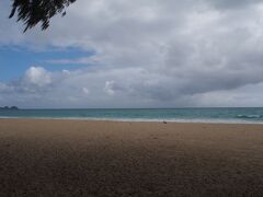 おまけ
ツアーの中にワイマナロビーチでフォトシューティングもありました。
ただこの日は風も強くあいにくの曇り空。
晴天だったら最高だったのになぁ、と少し残念でした。