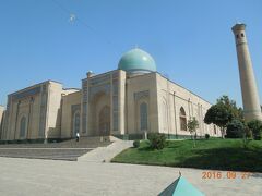ハズラティ・イマーム・モスク。

ハズラティ―・イマーム広場を中心に、バラク・ハン・メドレセ。向かいにハズラティ・イマーム・モスク。間にコーラン博物館などがある。

とにかく、待ちに待ったウズベキスタンのイスラムタイル芸術。私はこれらを見に来たんだぁ～、と写真を撮りまくる。