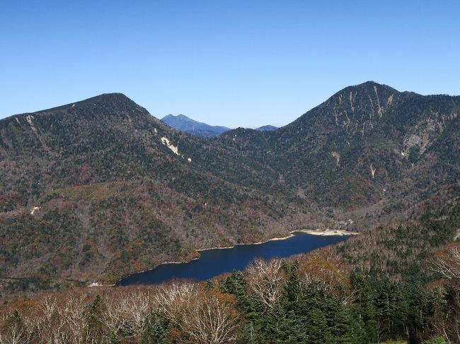 奥白根山から<br /><br />　菅沼と中央遠方（双頭）は尾瀬燧ケ岳、兄弟のような山々です