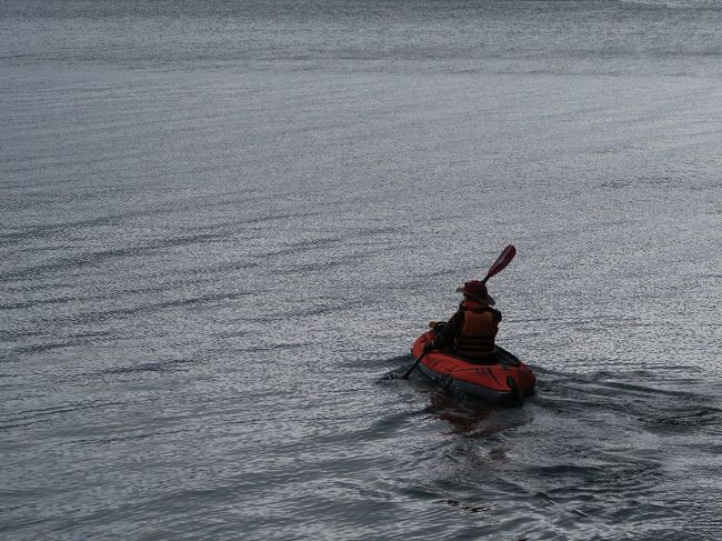 菖蒲が浜<br /><br />　小雨の中　ひとり湖に漕ぎ出します<br /><br />　・泣くほどに秋雨けぶる中禅寺