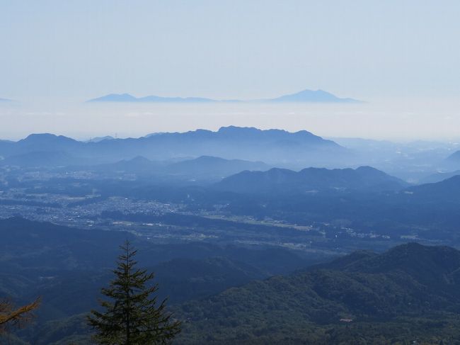 霧降高原２<br /><br />　後方右は筑波山　早朝見えていた富士はもう見えず<br />朝早く行くことをお勧めします。　途中霧降の滝があります。終点は大笹牧場、ここまで来たら新鮮牛乳をまず一杯