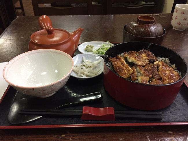 注文はひつまぶし 上。ランチは通常の200円引きで1850円でした。<br />ひつまぶしの食べ方の王道に従いました。<br /><br />⑴そのまま食べる<br />⑵薬味で食べる<br />⑶薬味と出汁で食べる<br />