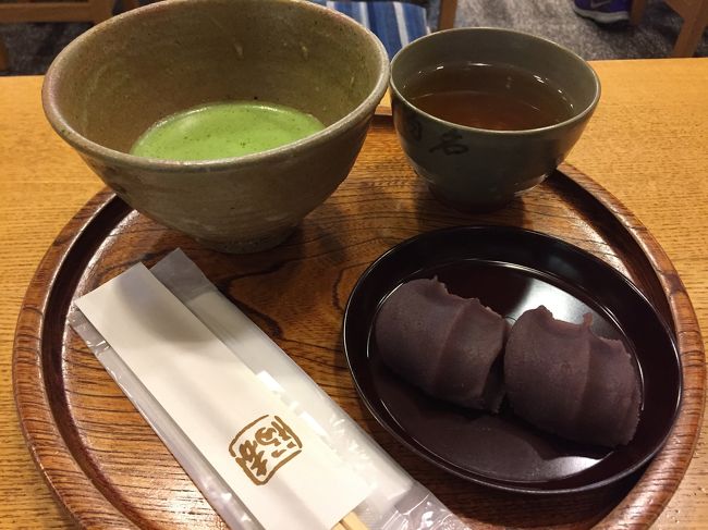 赤福と抹茶のセットを頂きます。<br />初めて赤福を食べてから大好きで、2個と言わずもっと食べたかったな。。。<br />あっ、ダイエット、、、