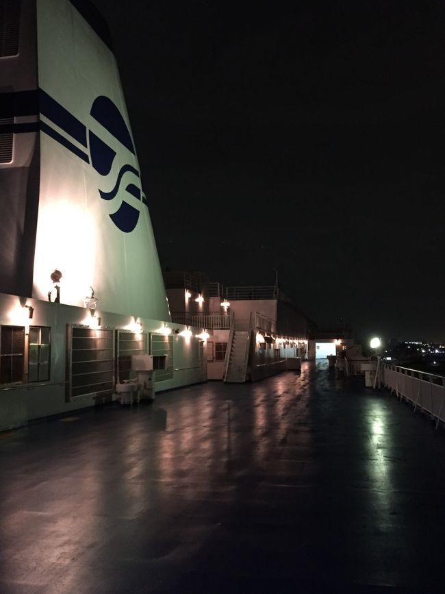 夜の甲板を散歩しながら、出港を待ちます。