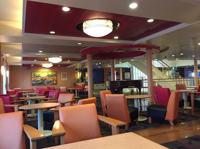 船内探検、その一<br />カフェです。<br />ビールやコーヒー、ソフトクリームなど販売しています。