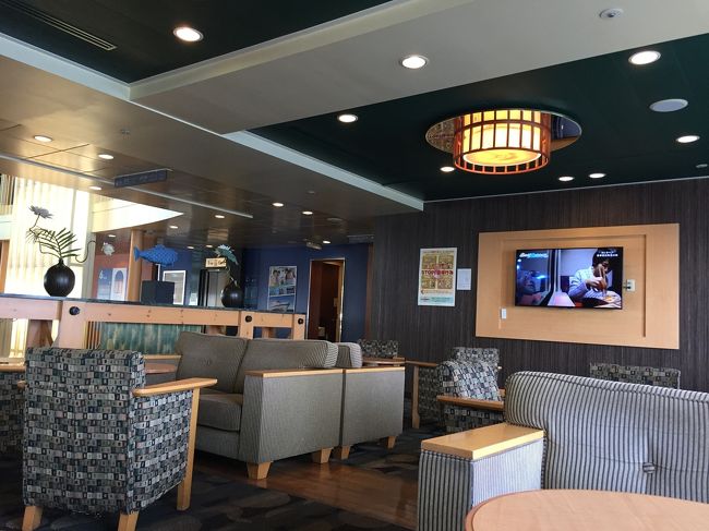 船内探検その二<br />ラウンジです。<br />私はここで、本を読んだり海を眺めたりして過ごしました。