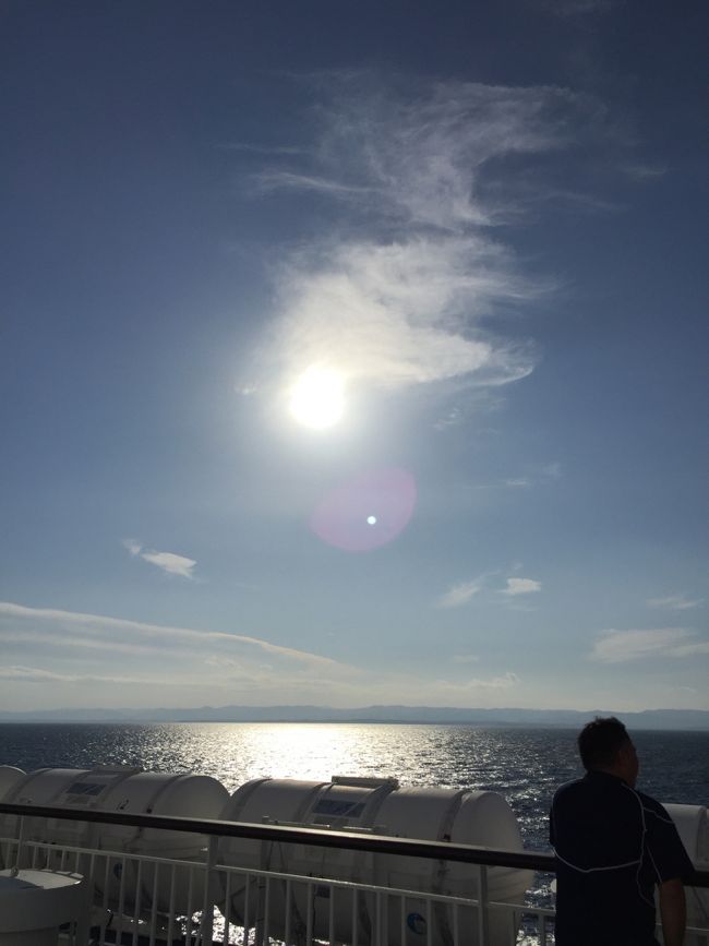 甲板からの景色です。<br />海が見たくて風が強くても挫けずに何度か甲板にでました。<br />左舷からはずっと、本州の海岸線が見えています。約20km離れたところをずっと航行しているそうです。