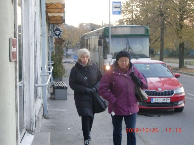 ホテル入り口前はこんな感じで、車、人がぎりぎり通行してました。<br /><br />■相方がデジカメの電池を入れ替えたときに、日付けが基本の状態になってしまったようで、実際は2016年です。