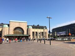 約30分でフィンランド中央駅に到着しました。バスの乗客は8割くらい日本人だったので、フィンランドに着いたという実感があまり湧かず残念でした笑
ここから徒歩でホテルに向かいます。