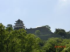 連絡船の時間と本島でのレンタサイクルでの時間を考えて、
午前中は丸亀城を見て、讃岐うどんを食べる事にした。
丸亀駅から歩いて10分前後で行ける丸亀城です。
高い所に城がある。
おおっ！ 意外と立派。