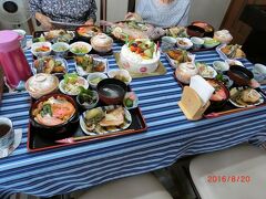 義母の誕生会を女房の知り合いの店、
ととかかで行いました。
この多い料理にさらに鯛の刺身が付きます。
ケーキは食べましたが、皆料理は残し、
家に持って帰り、晩飯に食べました。
いつもながら美味しい料理でした。