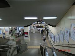 岡山駅から丸亀駅まで丁度1時間でした。
丸亀駅も大きく有りませんが、そんなに小さくもないですね。
人は少ないです。
丸亀港に近く便利です。
商店街も丸亀城も近くいい位置にあります。
