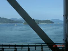 瀬戸大橋は海面からずいぶん高いので、
眺めは凄いです。遠くまで見渡せます。
予讃線の車内から瀬戸内海や島々を眺めました。
本島からも瀬戸大橋はよく見えました。
感動しました。