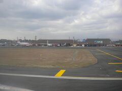 ランディング。ターミナルも平屋建てのこじんまりとした空港です。