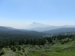 　2015年8月6日、八幡平山頂レストハウスから岩手山を撮影しました。