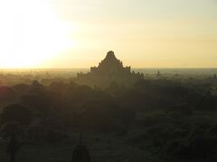 　シュエサンド－・パヤからの写真です。日の出(6:00頃)は昨年投稿したので、今回は6:14の太陽です。朝靄のなか太陽を背にしたダマヤンヂ－寺院です。
