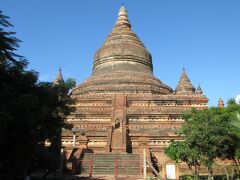 　「バガン最後のパヤ－」と言われているこのパヤ－(ミンガラー ゼディ)は、オ－ルドバガンからニュ－バガンに行く道沿いで、ANAWRAHTA通りの交差点を過ぎて、少し行った右側に見えます。　ここは元々破損があるため、3層ですが下層のみ登ることができました。情報によると登ることはできないようですが、下層のみ登ることができました。下層だけですが景色は良く、あまり知られていないのでのんびりすることができます。私のお気に入りの一つです。