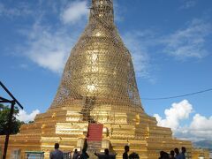　ミインカバ－村を通過し、ニュ－バカンへ。オ－ルドバカンから約4kmなので、ｅ－バイクなら10分もかかりません。ただ幹線道路からローカナンダー パヤーまでの道路が少しわかりにくいです。
　でも、エ－ヤワディ川を望む岸辺の高台に立つ、高さ約30ｍの黄金の仏塔は素敵ですよと言いたかったのですが、地震の影響で尖塔の傘にある宝石が落下したそうです。それ以外は特に影響はなかったようです。塔部のカバ－は落ちた宝石の取り付けと思われ、すぐにカバ－は外れると思います。