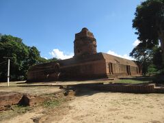 　ローカナンダー パヤーから数分のところにアシャ & アナー ペッレイ パヤーが少し離れて並んでいます。塔の頭が壊れていないのがアシャで東を意味し、頭が壊れているのがアナ－で西を意味しています。
　ともに回廊の上に仏塔が載る、独特の形をしています。

 