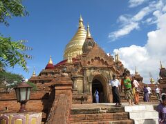 　ニュ－バガンからプワ－ソ－村のダマヤッズィカ・パヤ－へ。
ここの台座は3層の5角形と、他とは違っています。はじめ一周したら5つの仏像があったので間違ったかと思いました。