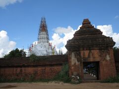 　次はミンナントゥ村です。
遠くからでも目立つ真っ白な寺院のレイミャナ－寺院です。中心の塔や周りの小塔も壊れて修復中ですが、内部は見学は可能でした。