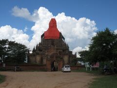 　2層構造の大型寺院のタヨッピェ寺院です。地震の影響をもろに受け、尖塔部分が倒壊し、外壁の陶板や美しい破風彫刻にも被害が出て、長期の修復が予想されます。もちろん入場はできません。

