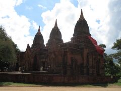 　パヤ－トンズ－寺院群で、同じ形をしたパヤ－が3つ並ぶ珍しいスタイルです。塔の部分やひび割れなどがあり、少し前までは入場不可でしたが、かなり雑な修理ですが入場は可能になりました。