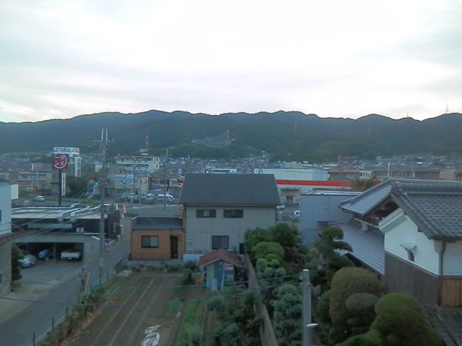 2016.10.22　榛原ゆき普通列車車内<br />１０分ほどで近鉄長瀬まで行き、“ひとふで書き”を開始する。鶴橋発着は私の解釈では条件を満たなさいため、こうして一生降りないような駅スタートになってしまったのだ。生駒の山並みを眺めながら大阪東部の駅を拾っていく。