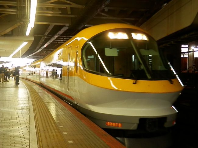 2016.10.22　鶴橋<br />近鉄で最大の目的であった“鮮魚”を取り逃がした！生駒から乗った快速急行は後を追う形に。「上六９時前」を見誤ってしまった。「伊勢志摩ライナー」が到着。列車密度は極めて高い。