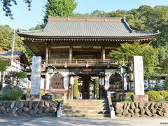 札所１２番　野坂寺　山門（楼門）

住所：秩父市野坂町2-12-25
交通：西武秩父駅から徒歩１２分、秩父鉄道・御花畑駅から徒歩１５分。十一番から徒歩２５分。（１．５ｋｍ）

ゆるい登り坂の参道の両側には桜並木、正面には白壁が美しい黒い楼門があります。