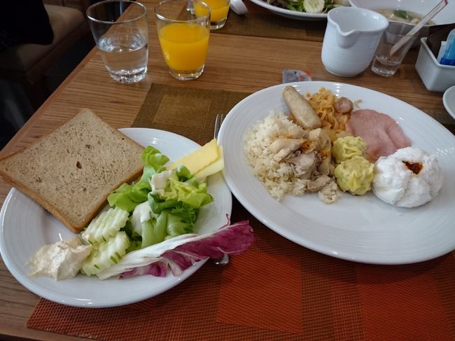 朝ごはん。<br /><br />３２階のラウンジでも食べれるんだけど、、まだ行ったことのない５階のレストランへ行ってみました。<br /><br />それにしても<br />激混み、、、、。失敗した（笑）<br /><br />いろんな国の人が居る～！！