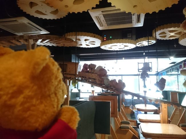 まずは、、サヤームへ向かい。<br />サーヤムセンターへ入ったら、、、<br /><br />「うわーー！！くまちゃんゆうえんちでしゅぅ～☆」<br /><br />そうなんです、テディーベアが沢山いるカフェ発見！