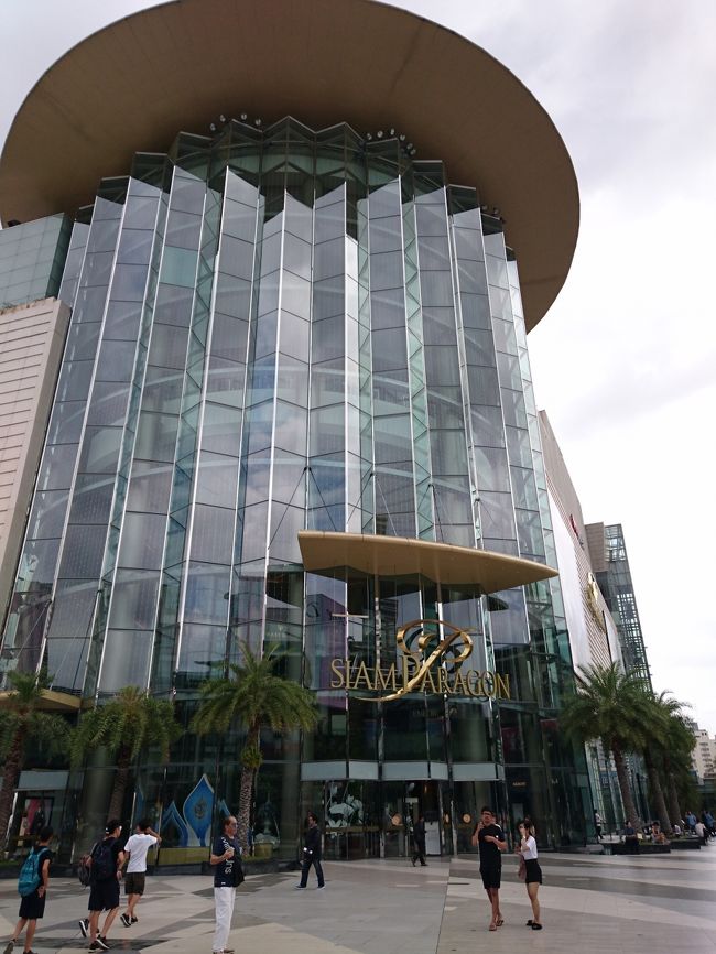 サイアムパラゴンへ移動。<br /><br />ここは、、入り口に警備員がいました。<br />金属探知機通ったよ！<br />