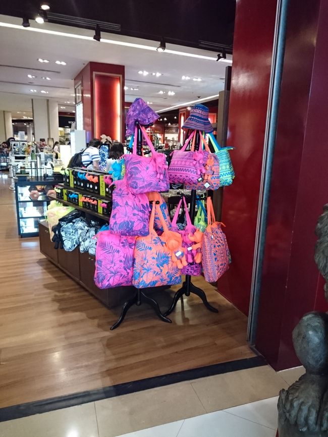 ここ、大好きです。<br />エキゾチック・タイ<br /><br />そんなに高くない値段で、タイ雑貨なんでもそろいます！<br />今回は服買っちゃったー！<br /><br />このカバン、小さくたたむと象さんになるんだけどー。<br />ちょっと、日本価格で買うの辞めちゃった（笑）