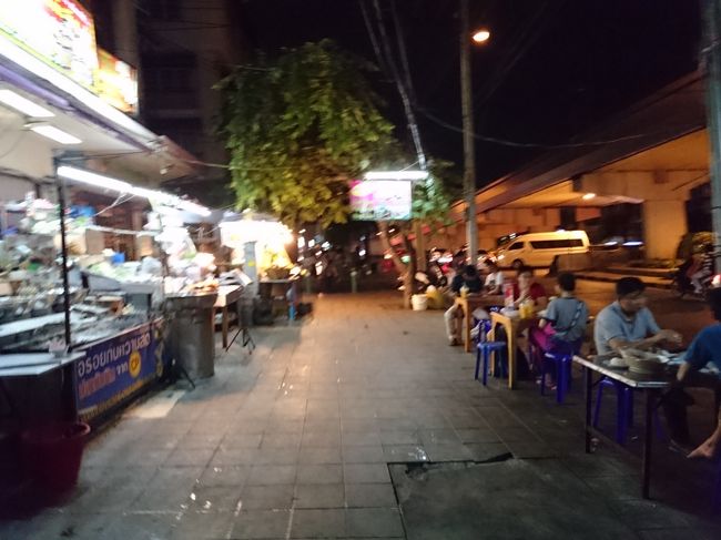 さて、今回来たかったお店！<br />初めてのお店なので、写真沢山（笑）<br /><br />ラチャテウイー駅から徒歩数分。