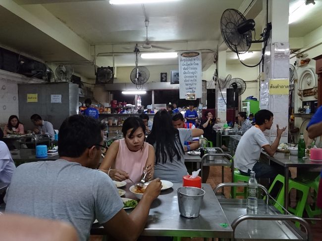 店内は広々！<br />若者が多かったですねー。<br />