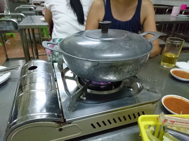 ここのチムチュムはツボみたいな土鍋じゃなくて<br />日本の鍋料理ナベみたいな感じぃ！