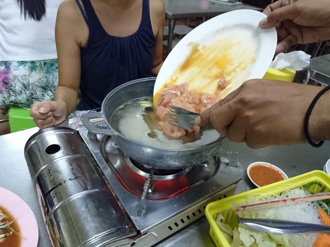 作り方が解んないので、、<br />店員の陽気なお兄さんに全部お願いしちゃった☆<br /><br />説明しながら作ってくれます！<br /><br />まずは、卵と混ぜたお肉を！<br />スープにはレモングラス？ハーブ系のものが入ってたなー。