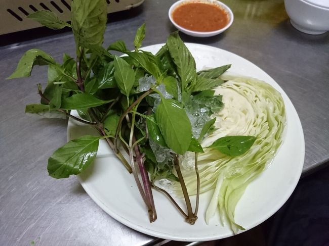 次に野菜を鍋に。<br /><br />イサーン料理はこれが付け合せでついてくるんだけど、<br />お兄さんがこれも全部入れちゃえって！<br />特に、この葉モノがいい味になるらしい～☆