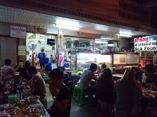 「ジェーゴーイ」<br /><br />ここに来たかったのぉ！<br />でも、３軒くらいお店ならんでて、、タイ語で、、どれなのか解らない（笑）<br />お店の看板にかいてある電話番号でココ？？と思い、店員さんに「ジェーゴーイ？？」と聞いた私達（笑）