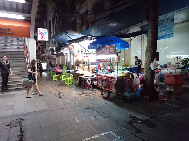 駅の周りには、バックパッカーの宿や屋台が沢山あったよ！<br /><br />観光客より地元の方々が沢山。