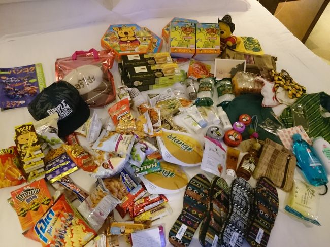 そして、、お約束の一枚（笑）<br />この旅で買ったものドカーーーン！<br /><br /><br />旦那ちゃんはルンルンお風呂(*^_^*)<br />ビール飲みながら、、<br />私はお約束のパッキング作業です。。<br /><br />ビール写真撮り忘れた。。。。(ーー゛)<br />