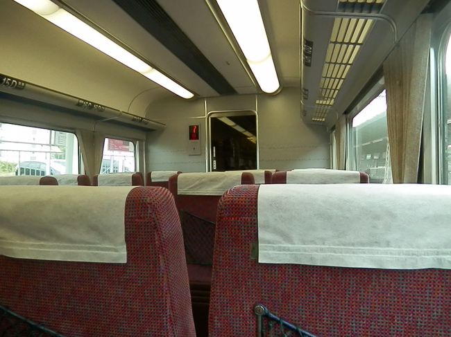 2016.10.22　賢島ゆき特急列車車内<br />“サニーカー”の内部。座席の転換は１４系のように背もたれを押して回すタイプだ。