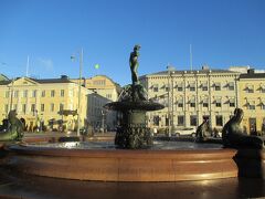 バルト海の乙女の像。
ここからエスプラナーディ公園を歩き、ストックマン方面へ。

トラムに乗り、先日入れなかったLoyly（ロウリュ）に入りました。