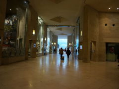 2日目スタートです。
ミュージアムパス2日券を活用する日です。

ミュージアムパスは結構高いですが、美術館とか巡れば割とあっさり元は取れるかな？と思いました。
チケット購入の為行列に並ばなくてもいいっていうのがよかったです。とにかくどこの美術館も行列です。

ホテルのあるサンラザール駅からメトロに乗りまずはルーブルへ。
メトロの駅からカルーゼル地下街直結。地下出入口に行けます。
初メトロも無事乗れました。