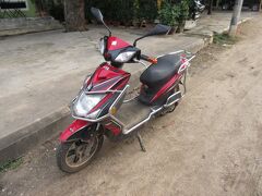 　今日もお世話になるｅ-バイクです。今回はホテルのバイクなので朝早く(5:40)から20:00まで使用できます(1日7000K)。
　なお虫が眼にはいることがあるので、できれば眼鏡を用意していって下さい。 
