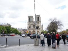 歩いてきたのはノートルダム寺院。

無料なのでミュージアムパスパリと活用できないけど、シテ島来たら行かないとね。