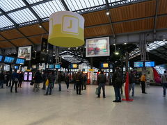 サンラザール駅まで戻ってきました。
駅にあるカルフールで買い物をしたついでに、明日ここからヴェルサイユに向かうのでちらっと下見しました。
大きな駅なので、下見しておいてよかったと思います。

たくさん歩いて回った1日目終了です。