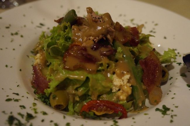 本日の夕食<br />プルクラサラダ<br />野菜は、有機野菜でホテル内の農園で育てているそう。<br />野菜もさることながら、ドレッシングが美味しかった！<br />日本円に換算して約700円程度。